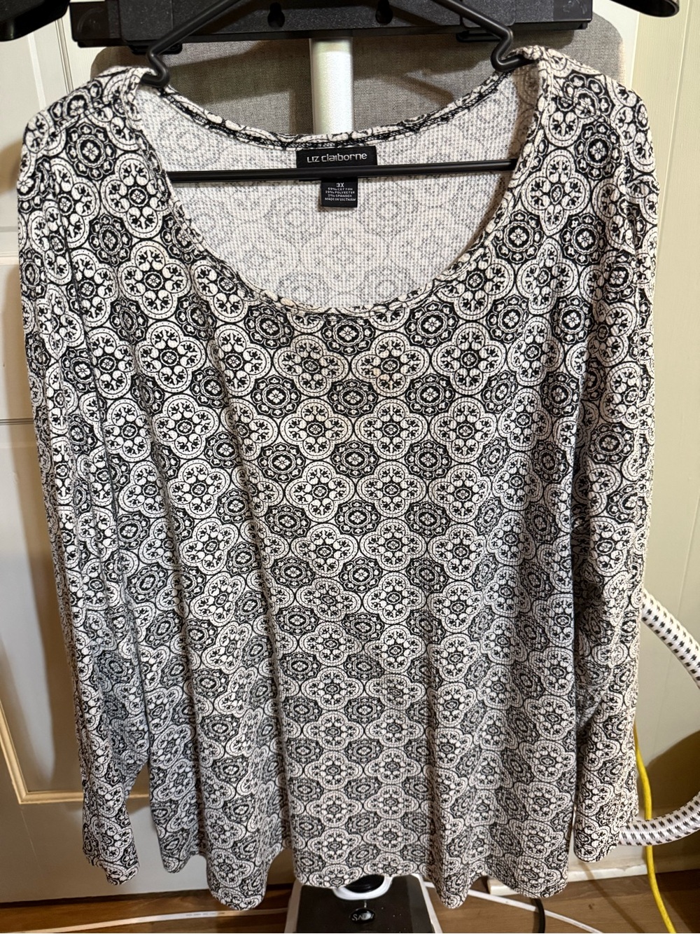 Liz Claiborne Black and White Medallion Print Long Sleeve Top